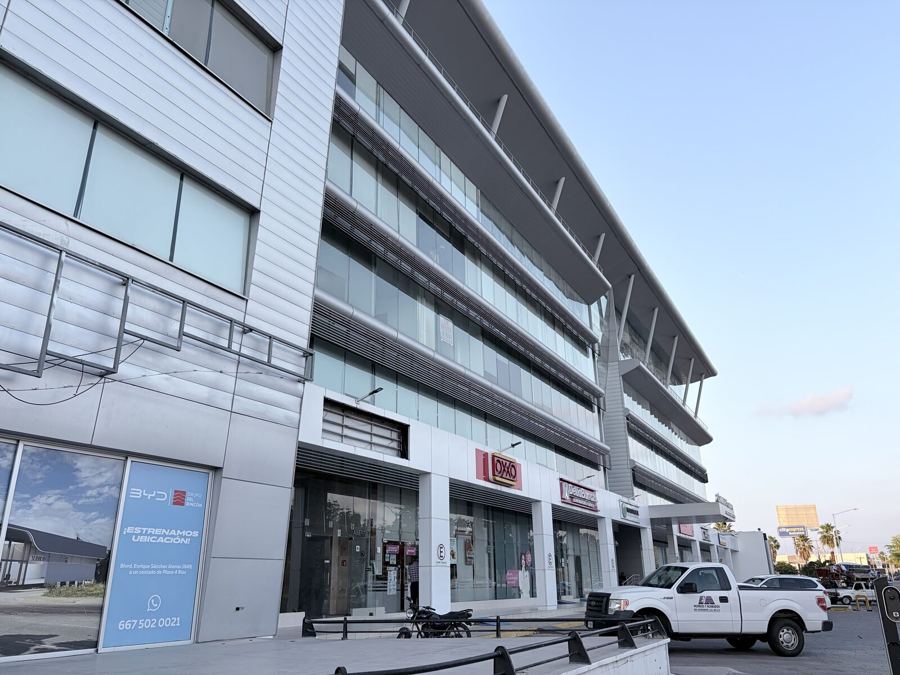Local comercial, Country Courts (frente a estacionamiento)