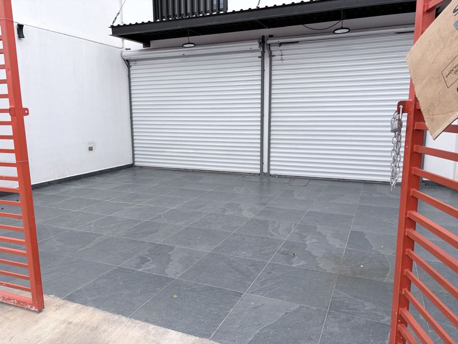 Locales comerciales frente a palacio de gobierno con estacionamiento