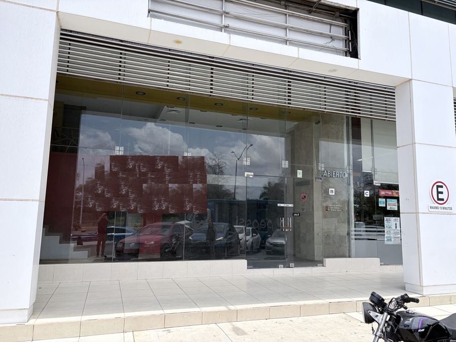 Local comercial, Country Courts (frente a avenida)